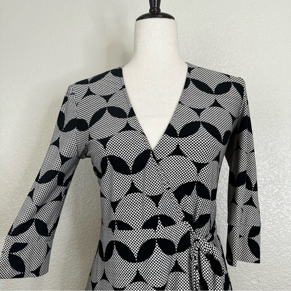 Diane Von Furstenberg 100% Silk Jersey Black White Geometric Wrap Dress, Size 2 - Picture 3 of 11